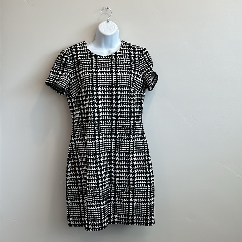 Calvin Klein. Size 6. Black and white. Knee length